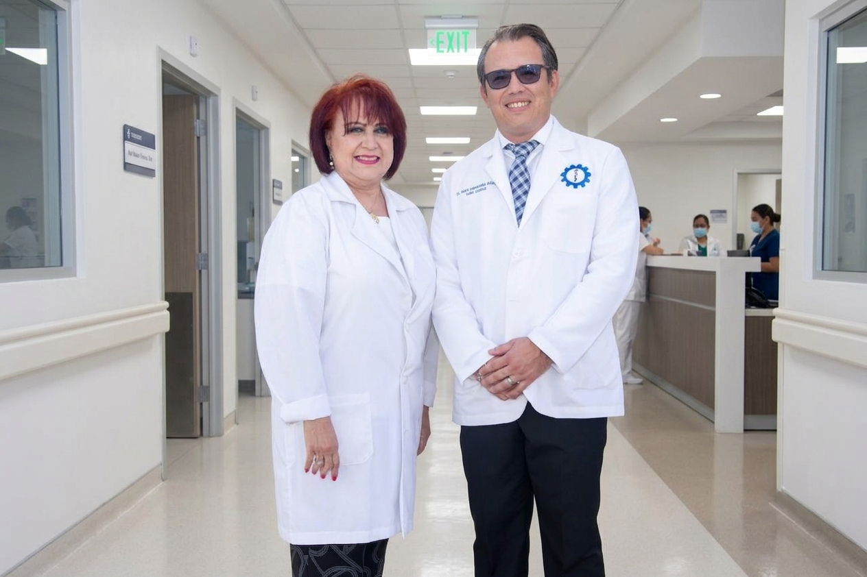 Dr. Víctor A. Quintanilla Ortega, especialista en Salud Laboral, junto al equipo médico AAME